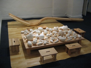 LE COIN CUISINE   2002   bois, plâtre, lino   500 x 500 x 70 cm - Famille